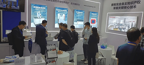 現場工作人員非常熱情地為朋友們介紹了新產品的功能、特點和優勢