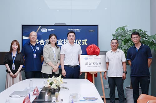 展坤總經理與宿淑雁總經理攜手為聯合實驗室揭牌